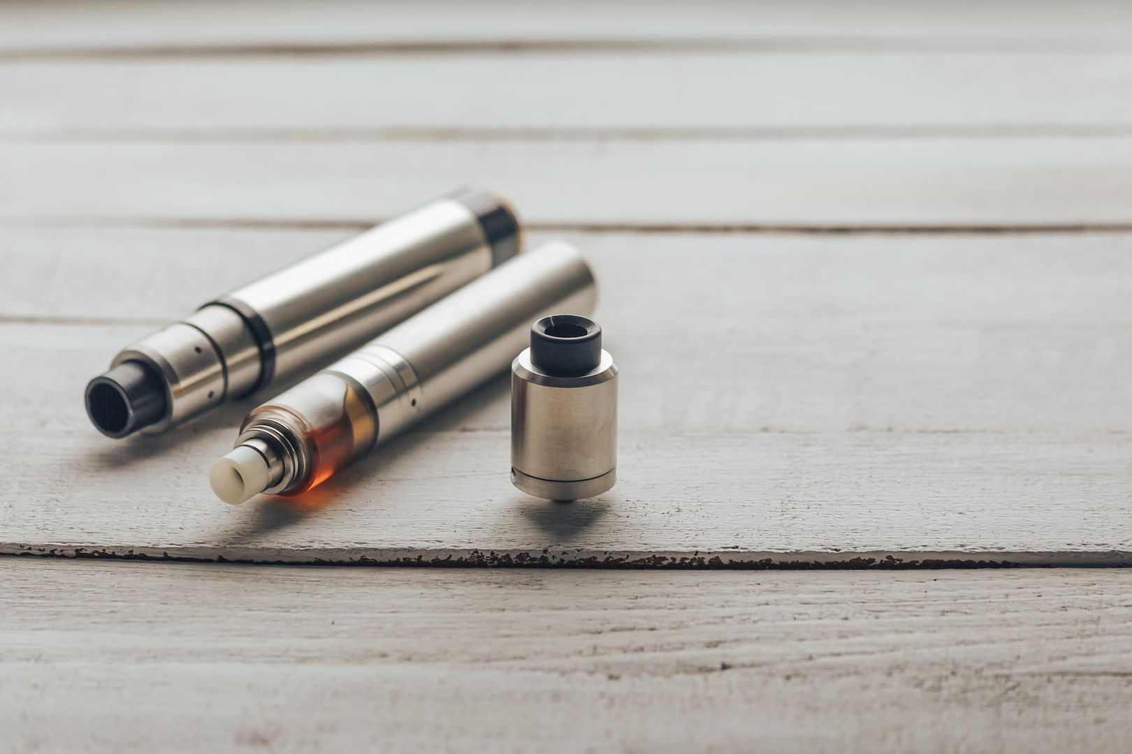 zwei E-Zigaretten liegen auf einem Tisch