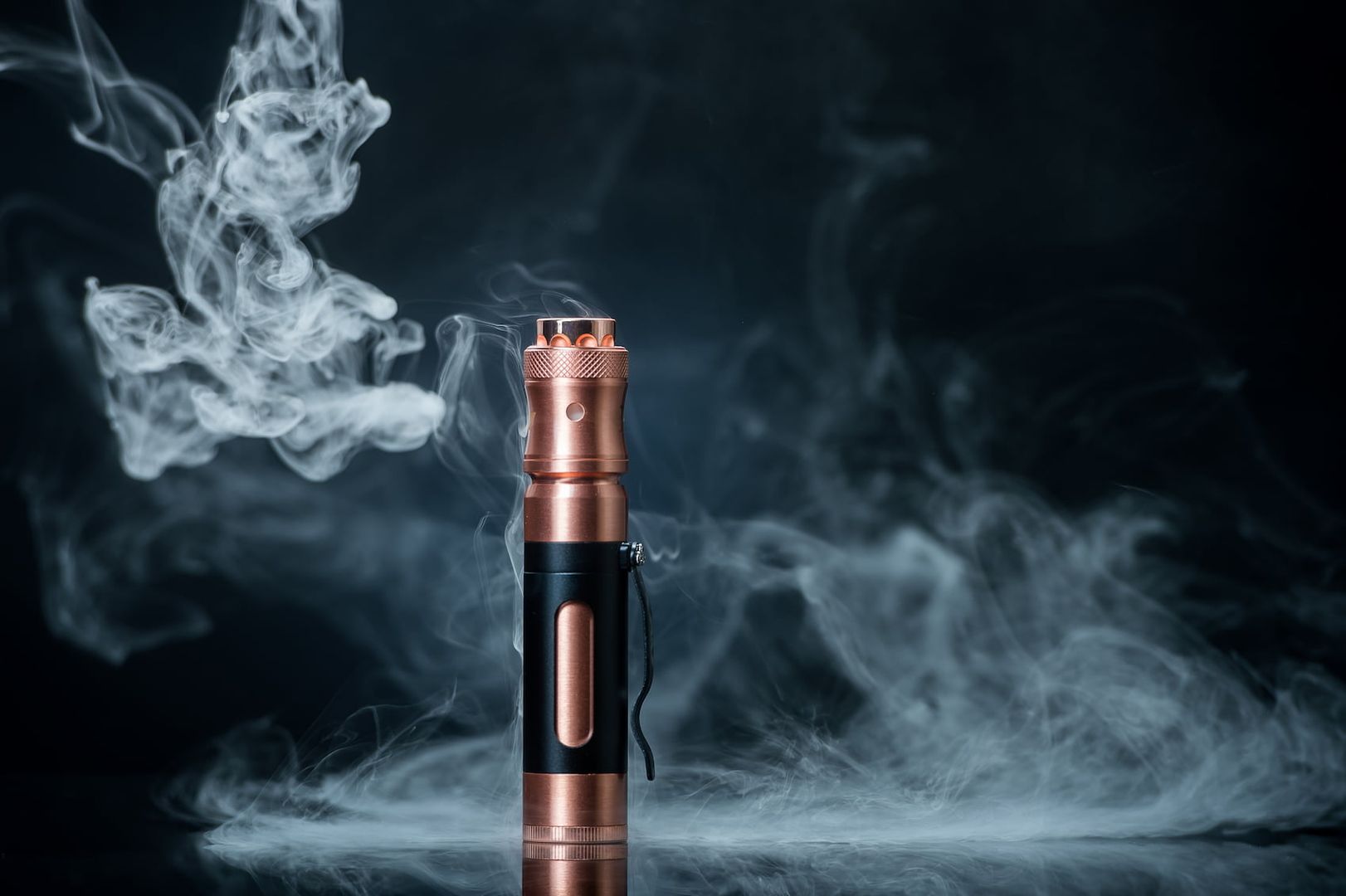 E-Zigarette umhüllt von Rauch